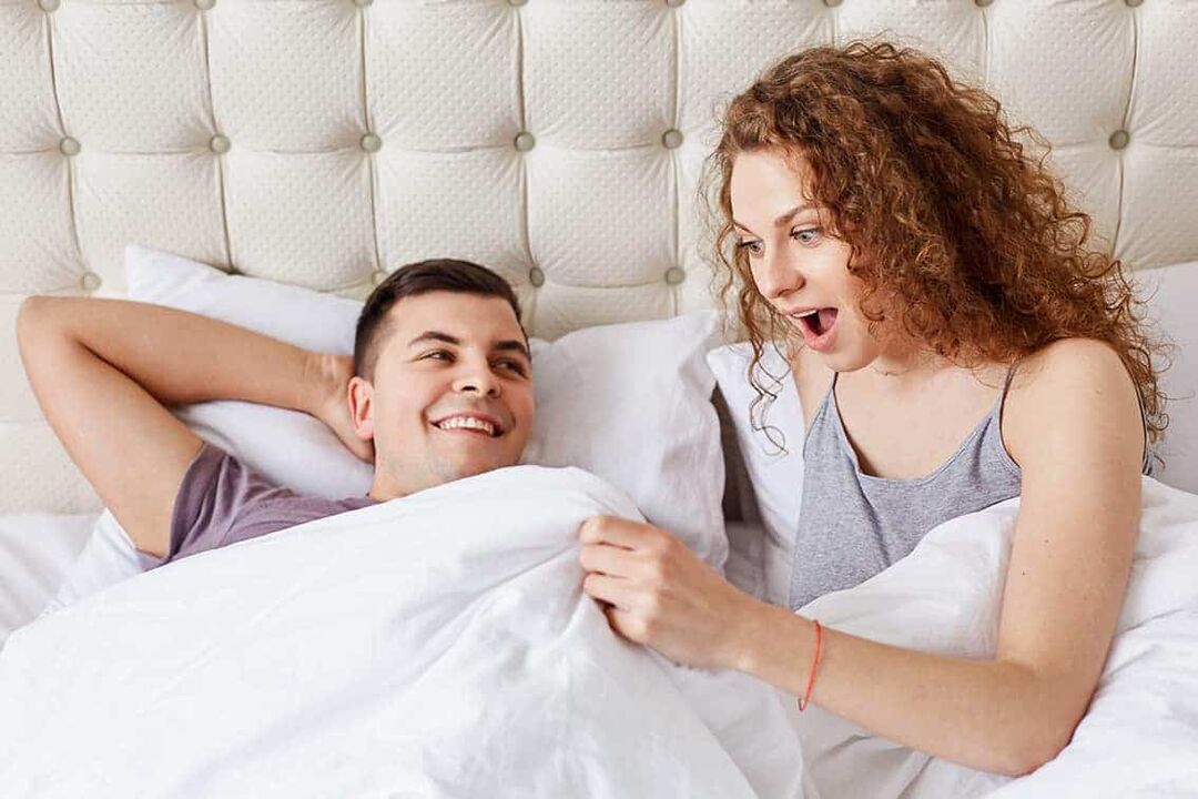 Вживаючи корисні для потенції продукти, чоловік порадує свою жінку в ліжку. 